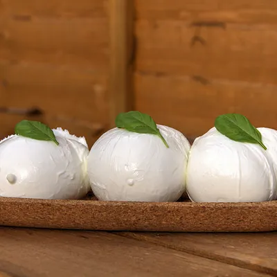 Spiedini di mozzarella di bufala: un antipasto delizioso