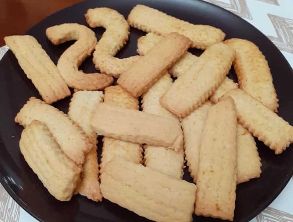 Biscotti squisiti ragusani a forma di S su un vassoio di ceramica siciliana