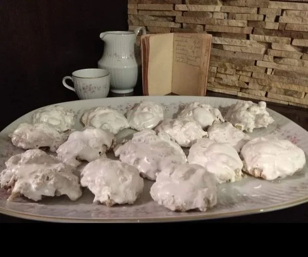 Sursameli glassati bianchi su piatto in ceramica decorata siciliana