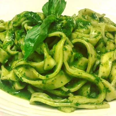 Tagliatelle alla salsa al basilico: Gusto mediterraneo a ogni forchettata