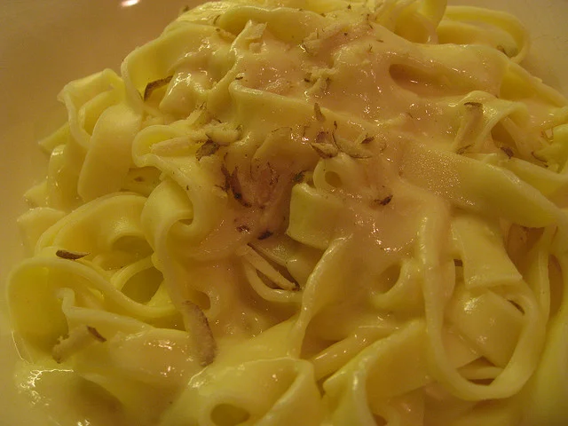 Tagliatelle con crema di cipolle
