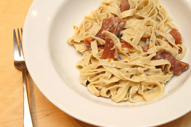 Tagliatelle con ricotta, prosciutto e arance