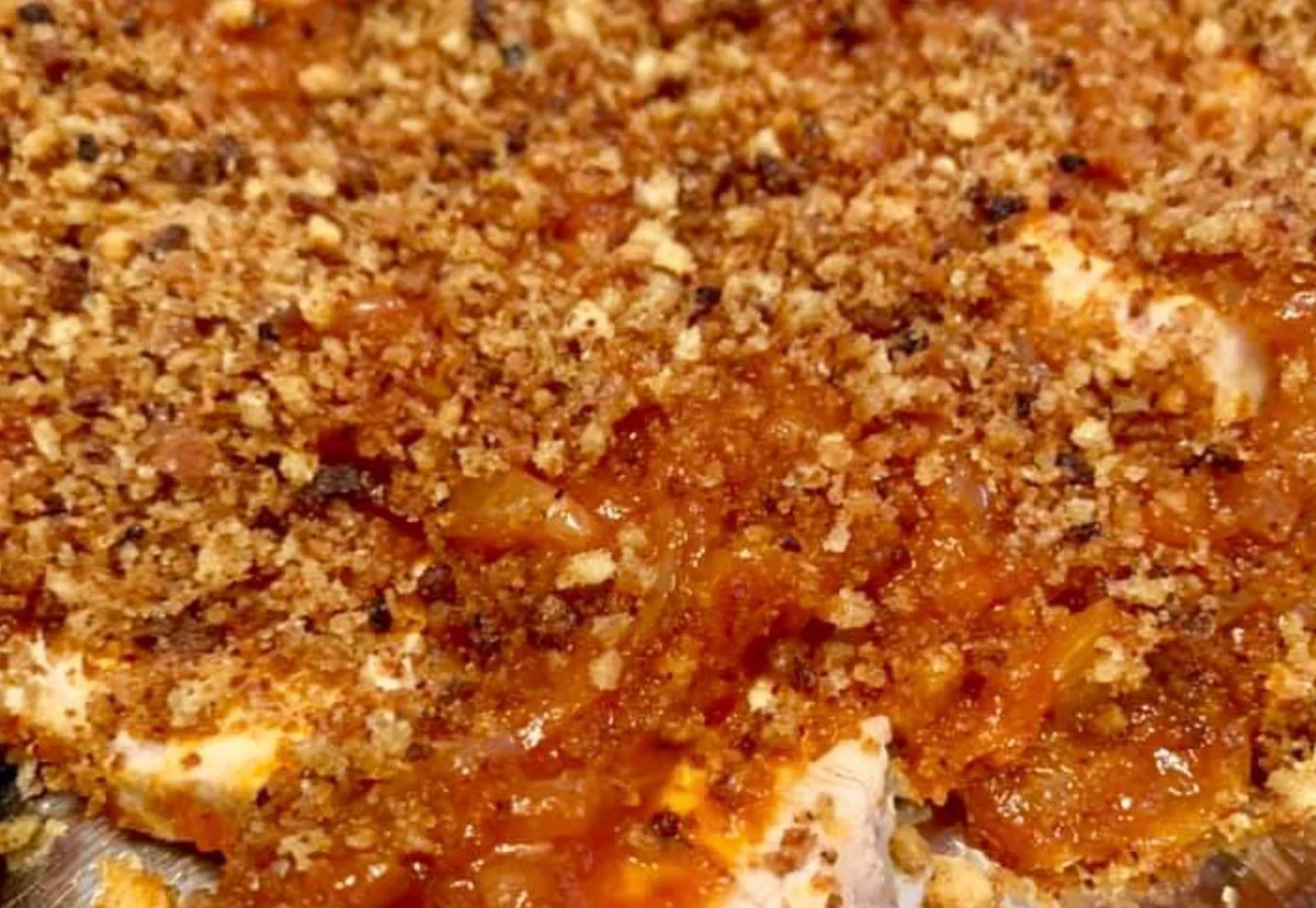 Fette di tonno a sfincione con cipolle, pomodoro e pangrattato in teglia palermitana