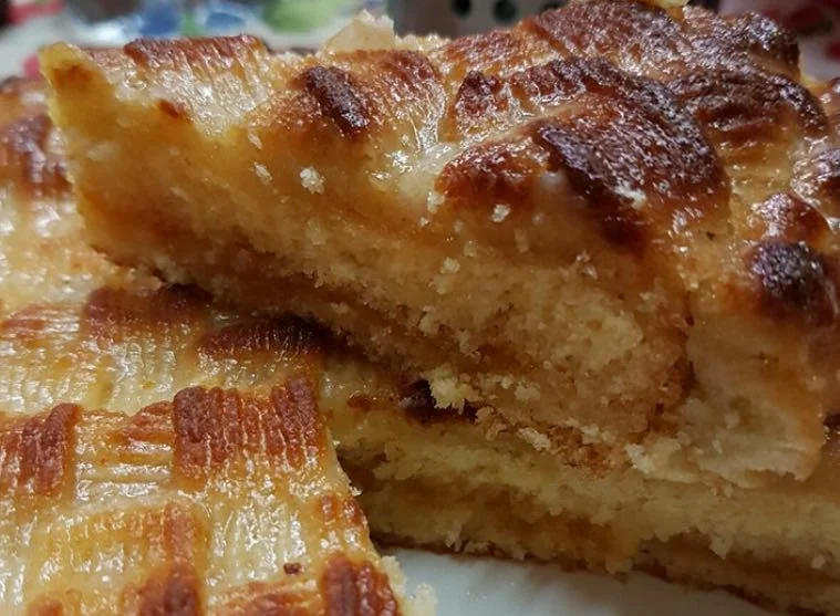 Torta delizia alle mandorle decorata con pasta reale intrecciata
