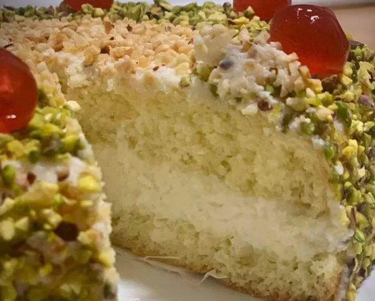 Sicilian Fedora cake with ricotta cream and pistachio crumble