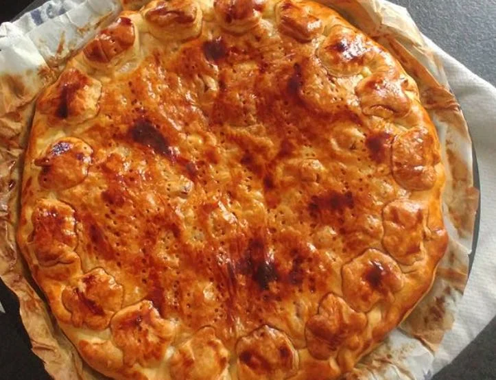 Torta salata prosciutto e formaggio dorata e fragrante appena sfornata