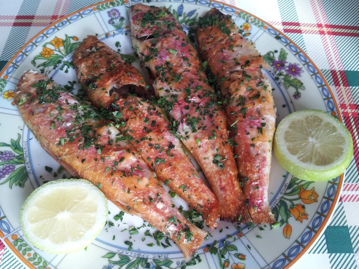 Triglie arrosto siciliane servite con salmoriglio e limone