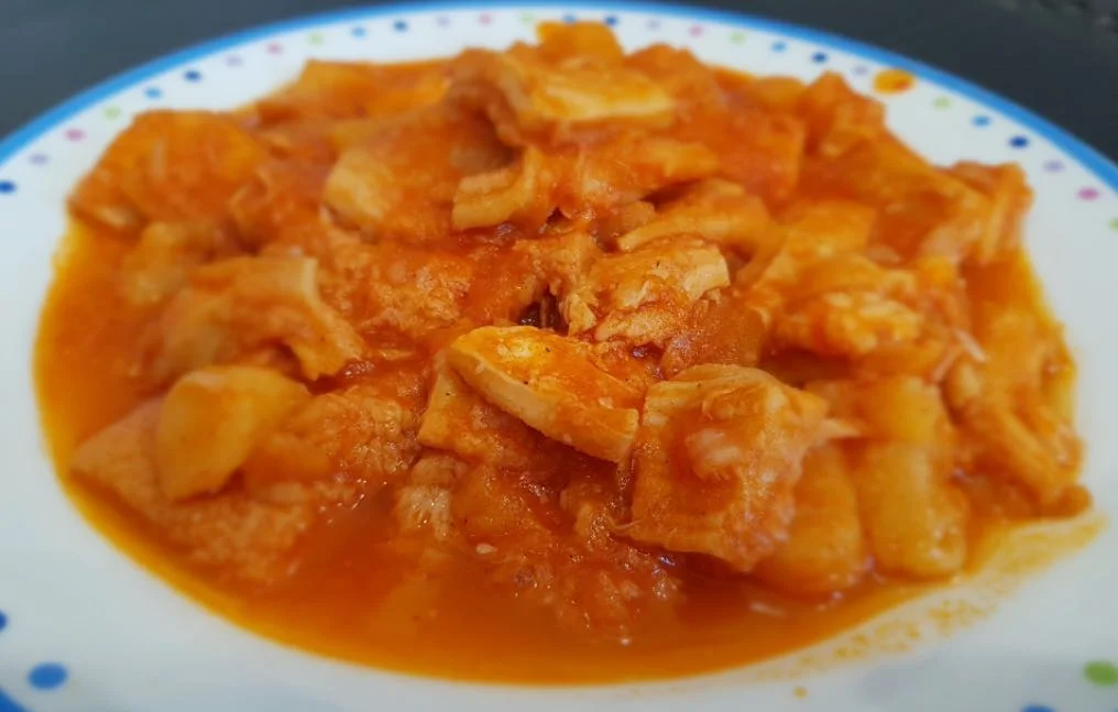Trippa al sugo con le patate servita in ciotola di ceramica siciliana con pecorino grattugiato