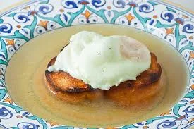 Uova affogate e prosciutto