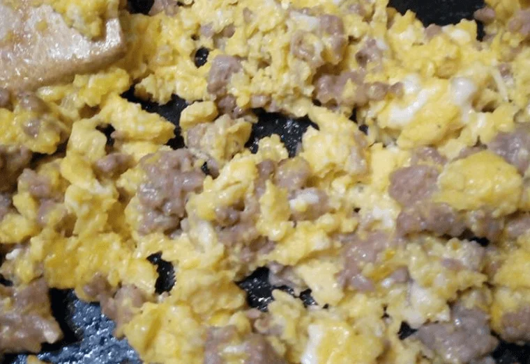 Uova con salsiccia alla siciliana