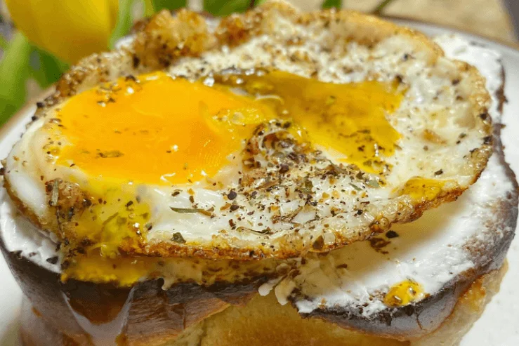 Uova su canapè di ricotta