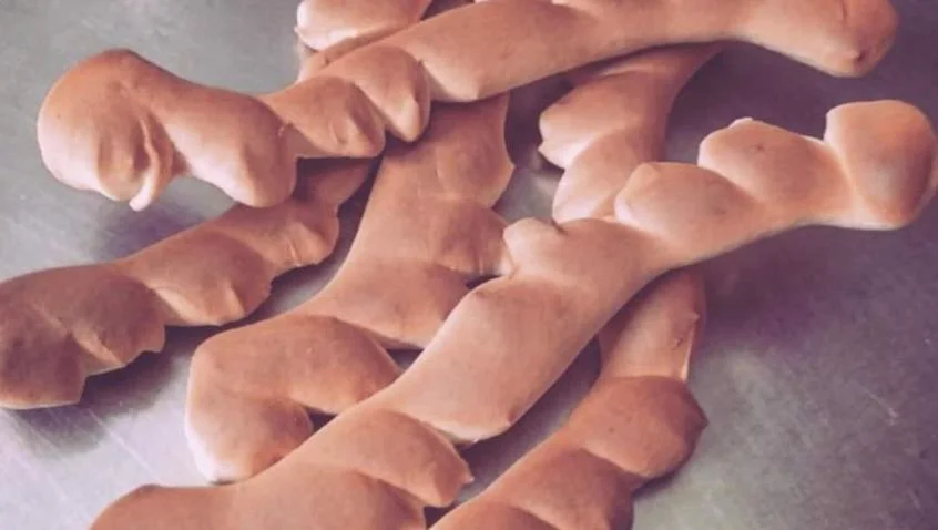 Viscotta chî pizzi di Centuripe, biscotti siciliani dorati a forma di S